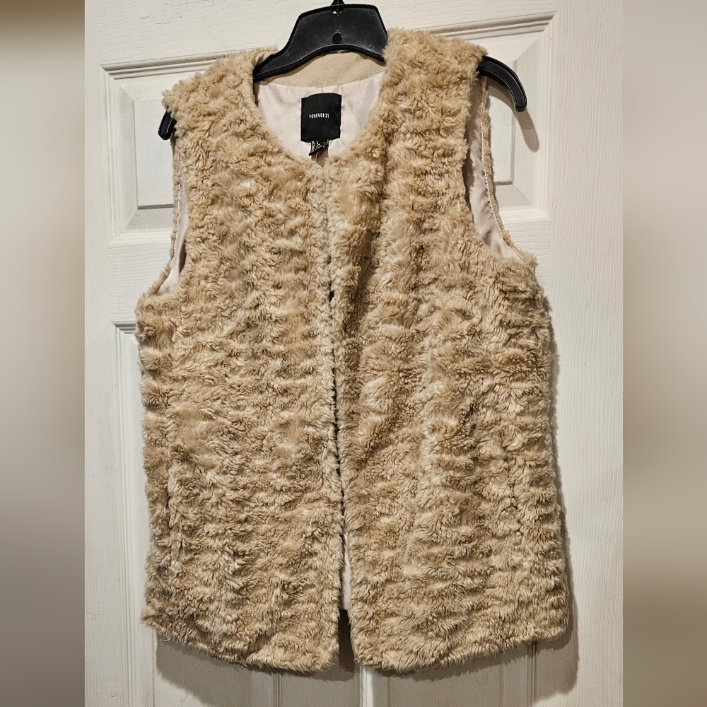 FOREVER 21 FAUX FUR VEST